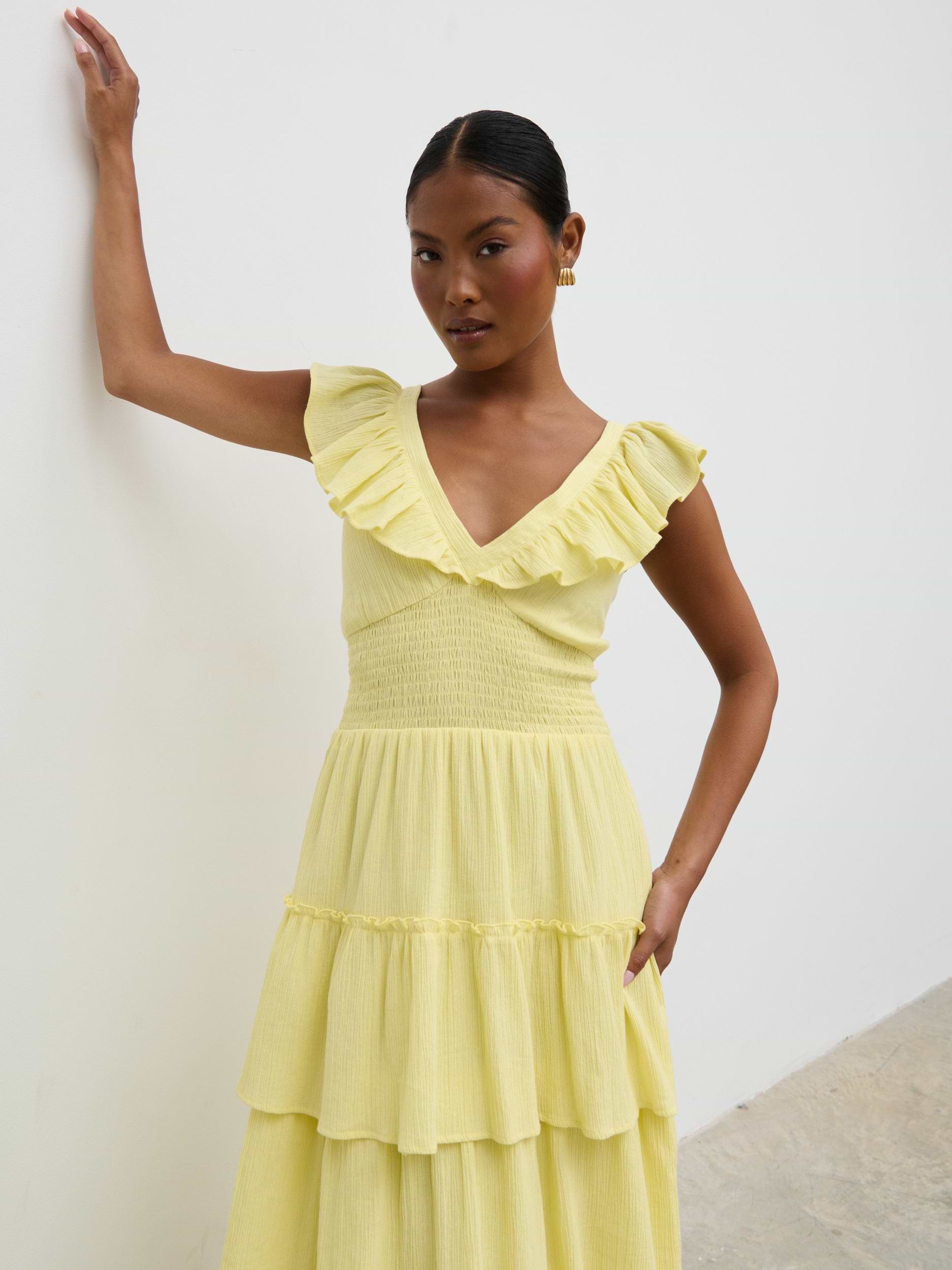 Elle Is 5'3" & Wears Size UK 6